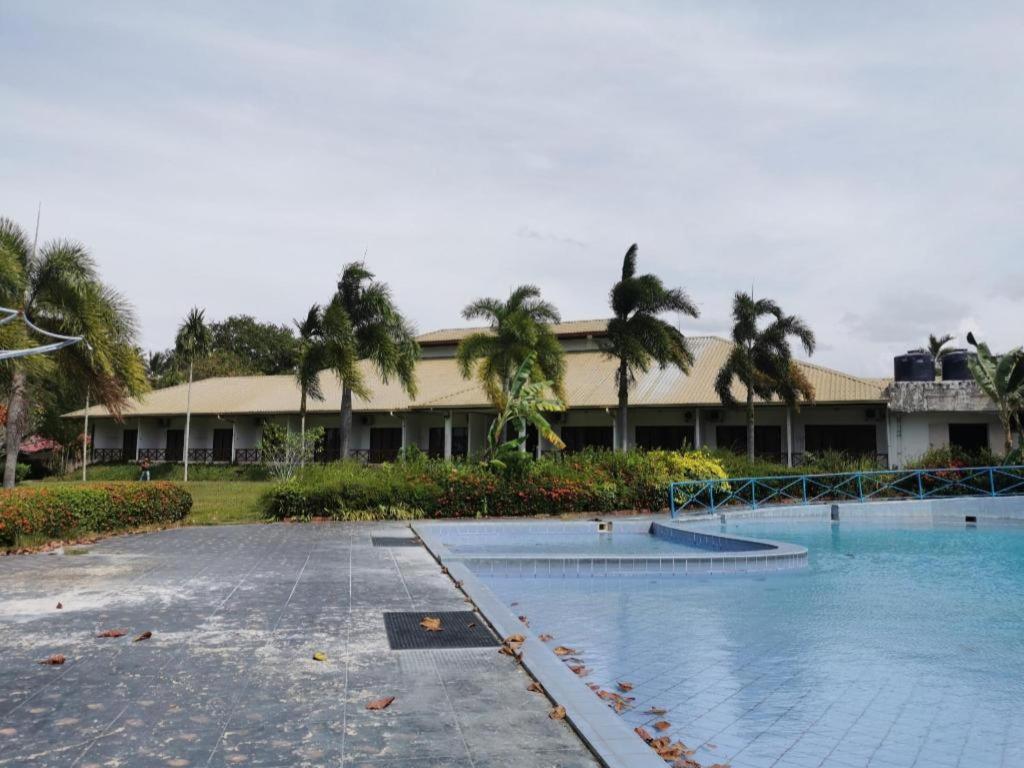 Oyo 89972 Borneo Paradise Beach Hotel Kota Kinabalu Exterior photo