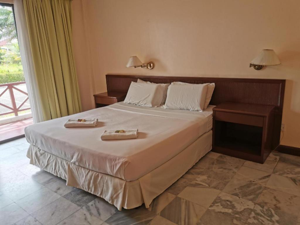 Oyo 89972 Borneo Paradise Beach Hotel Kota Kinabalu Exterior photo