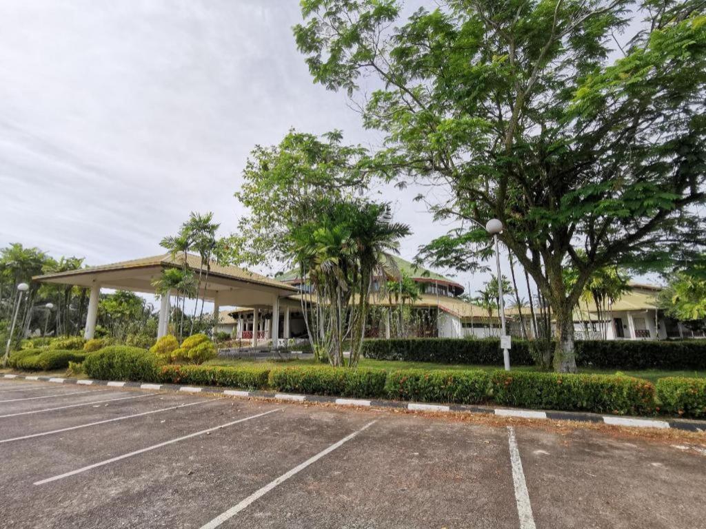 Oyo 89972 Borneo Paradise Beach Hotel Kota Kinabalu Exterior photo