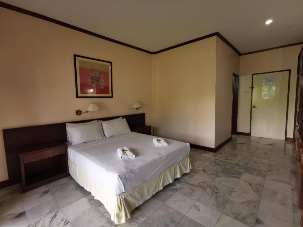 Oyo 89972 Borneo Paradise Beach Hotel Kota Kinabalu Exterior photo